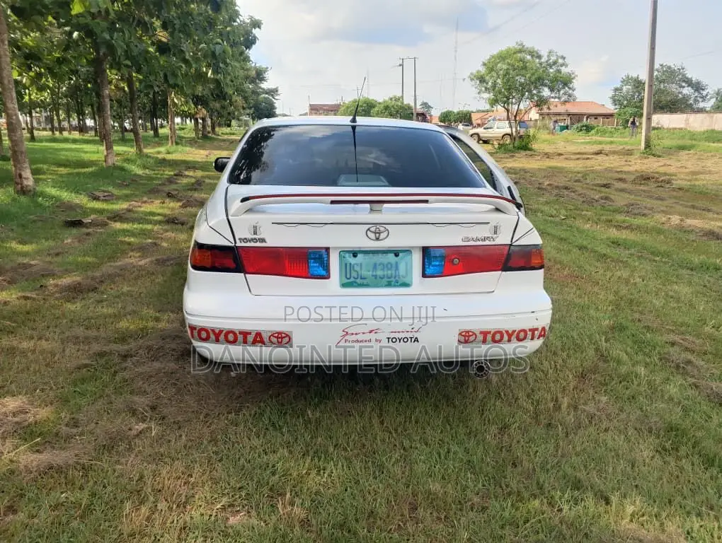 Toyota Camry LE 4dr Sedan (2.2L 4cyl 4A) 2000 White