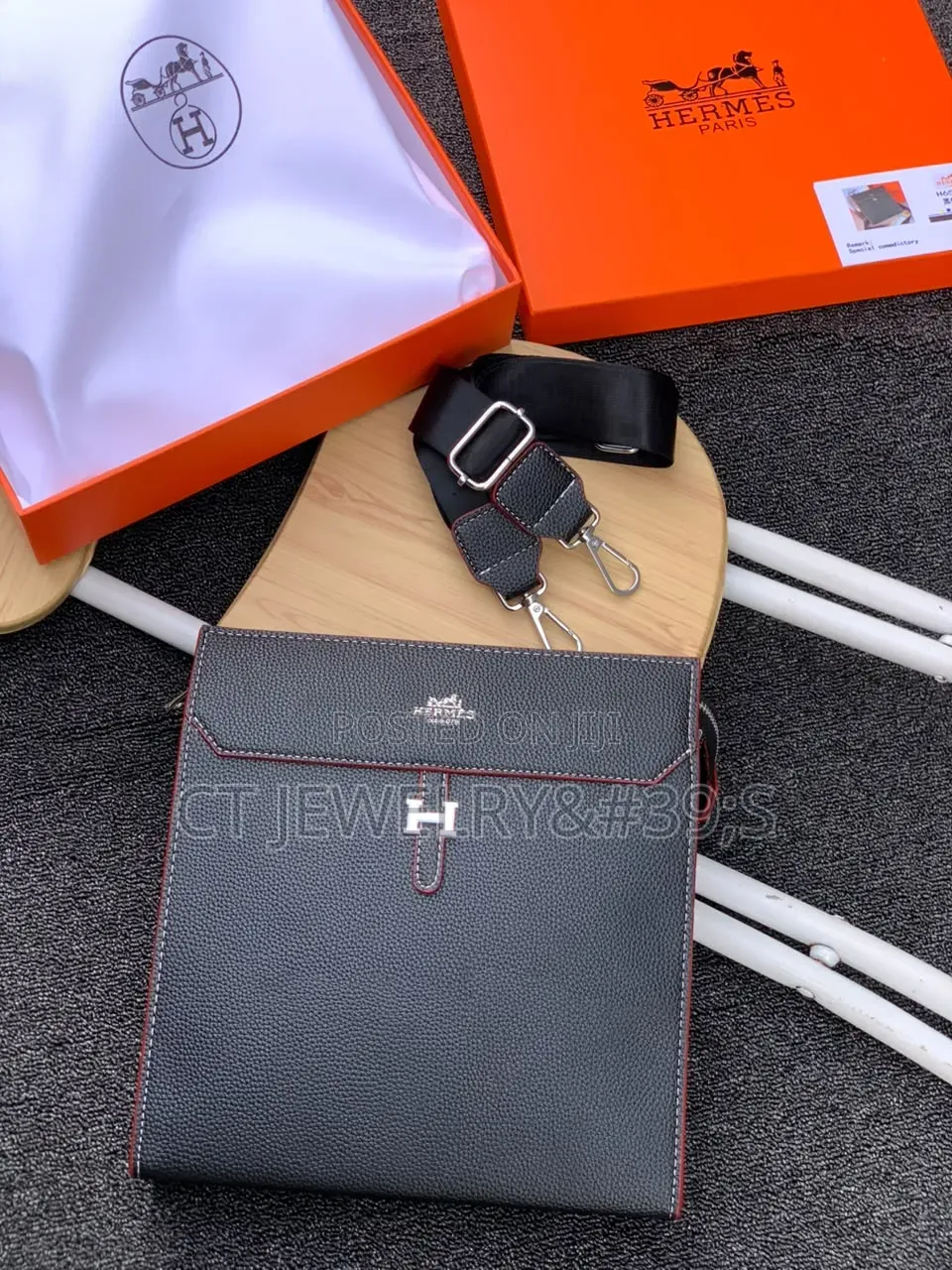 Hermes Takeoff Messenger Style With a Textured Finish. Crossbody Bag