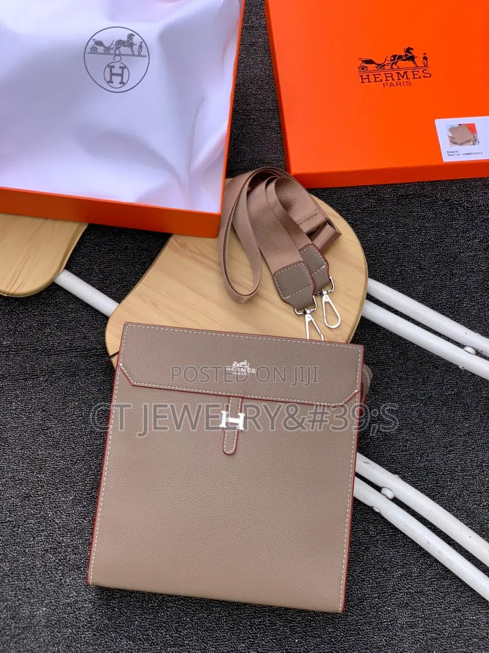 Hermes Takeoff Messenger Style With a Textured Finish. Crossbody Bag
