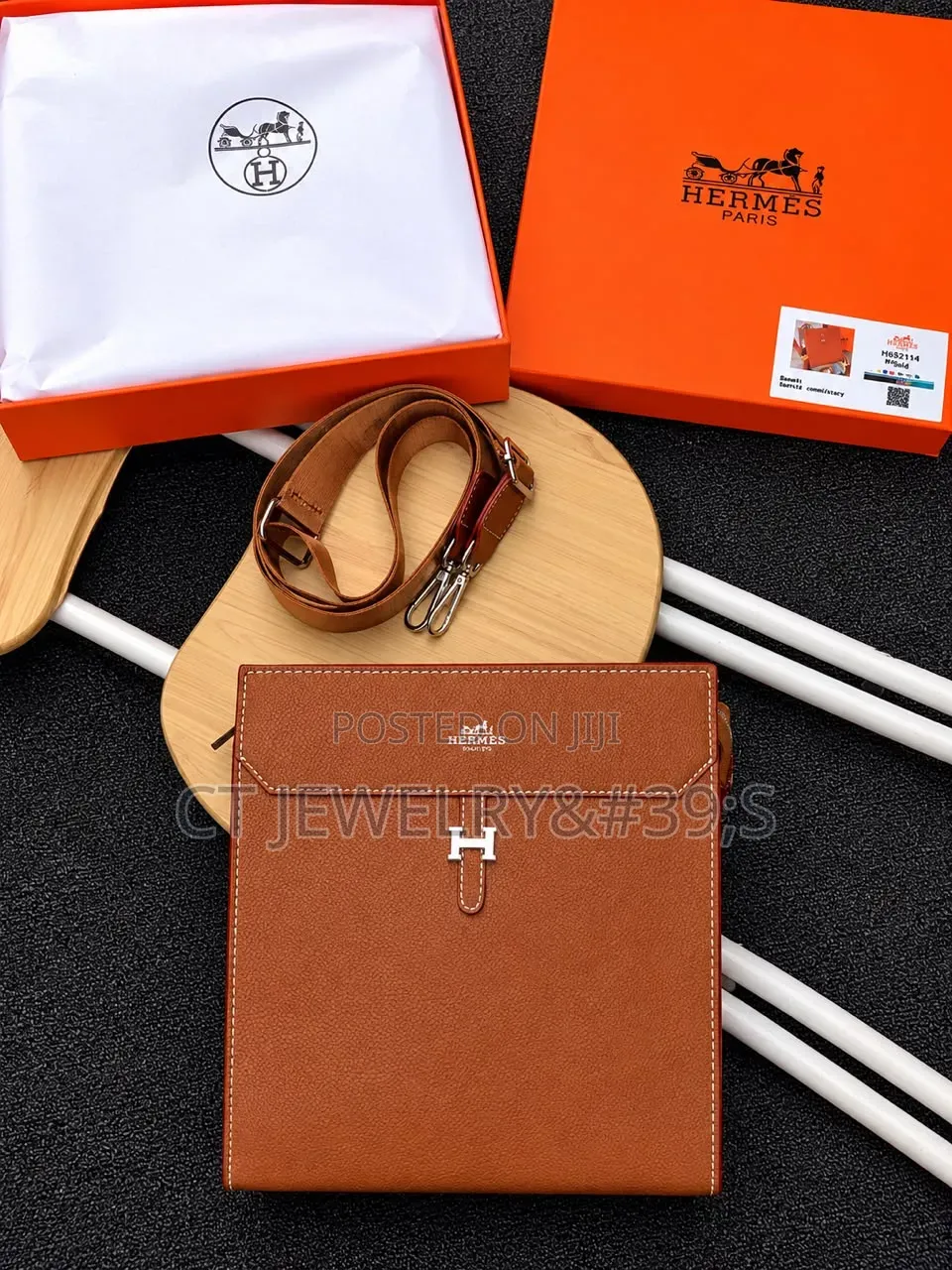 Hermes Takeoff Messenger Style With a Textured Finish. Crossbody Bag