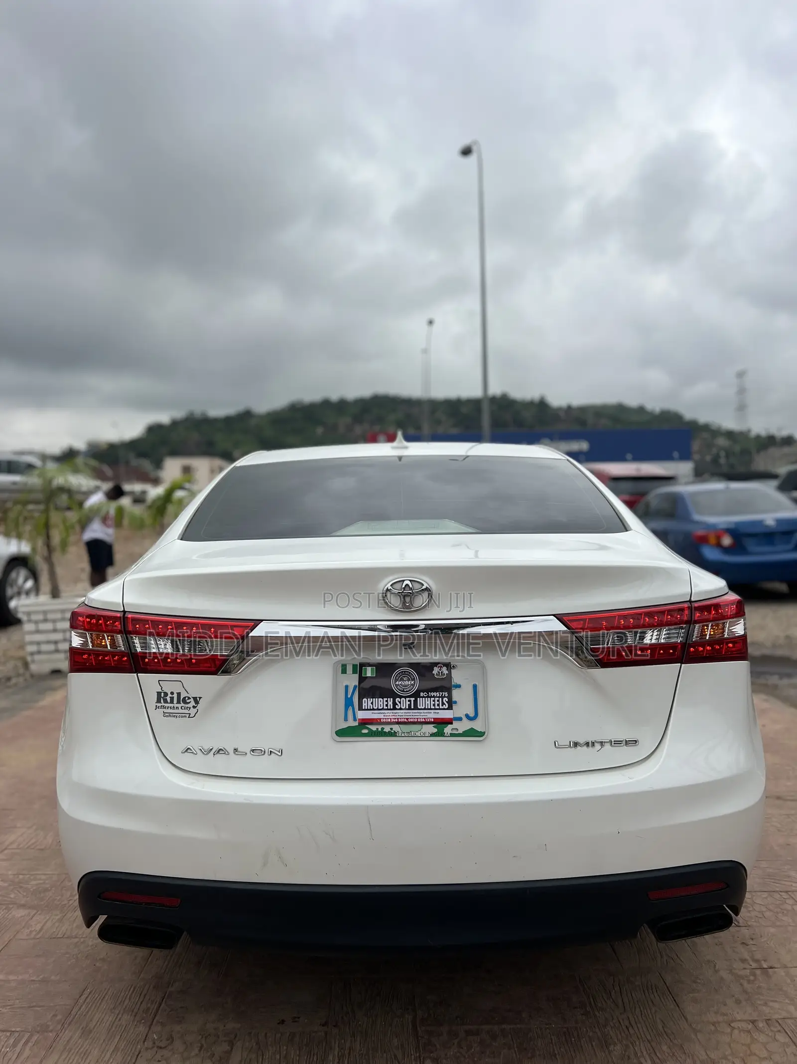 Toyota Avalon Limited 4dr Sedan (3.5L 6cyl 6A) 2014 White