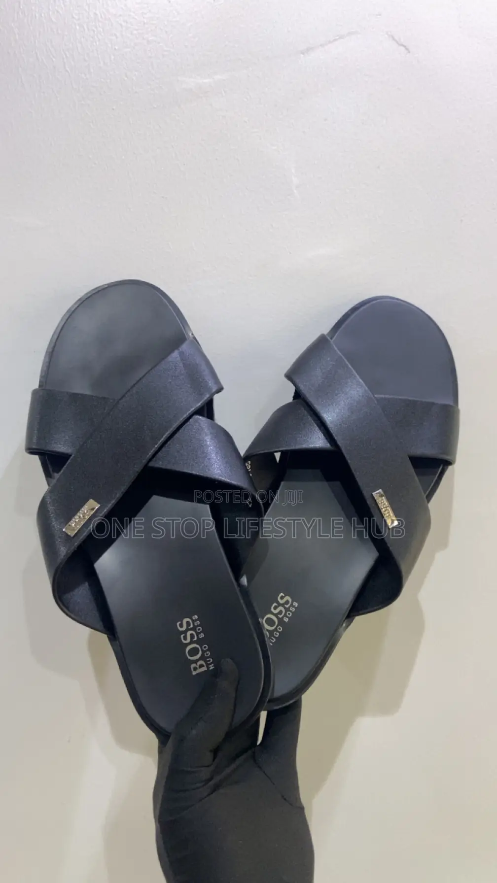 Hugo Boss Classic Italian Leather Cross-Palm Slippers