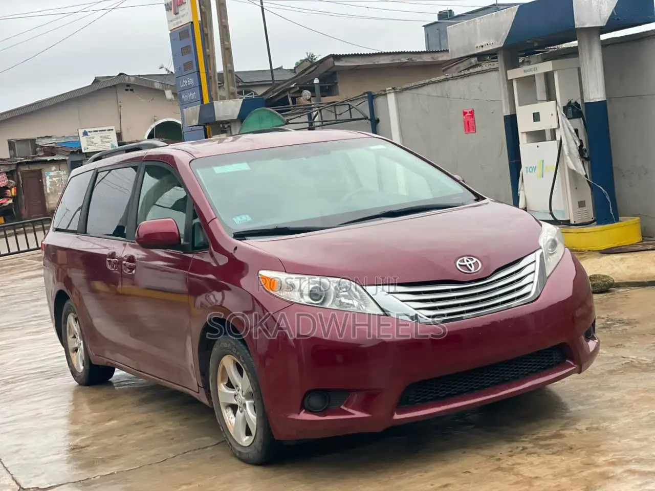 Toyota Sienna LE 7-Passenger 4dr Minivan AWD (3.5L 6cyl 6A) 2014 Red