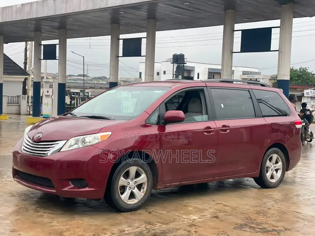 Toyota Sienna LE 7-Passenger 4dr Minivan AWD (3.5L 6cyl 6A) 2014 Red
