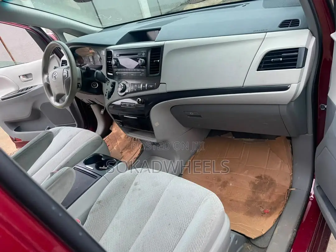 Toyota Sienna LE 7-Passenger 4dr Minivan AWD (3.5L 6cyl 6A) 2014 Red