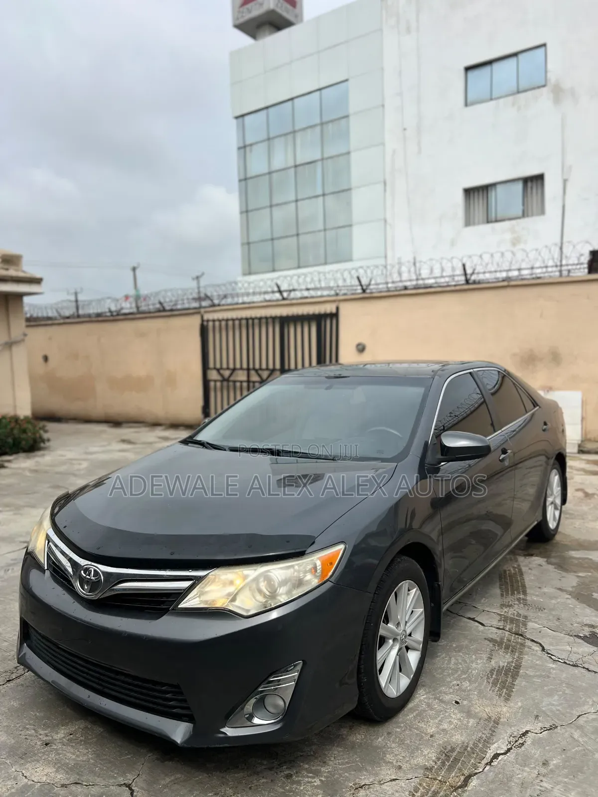 Toyota Camry XLE 4dr Sedan (2.5L 4cyl 6A) 2013 Gray