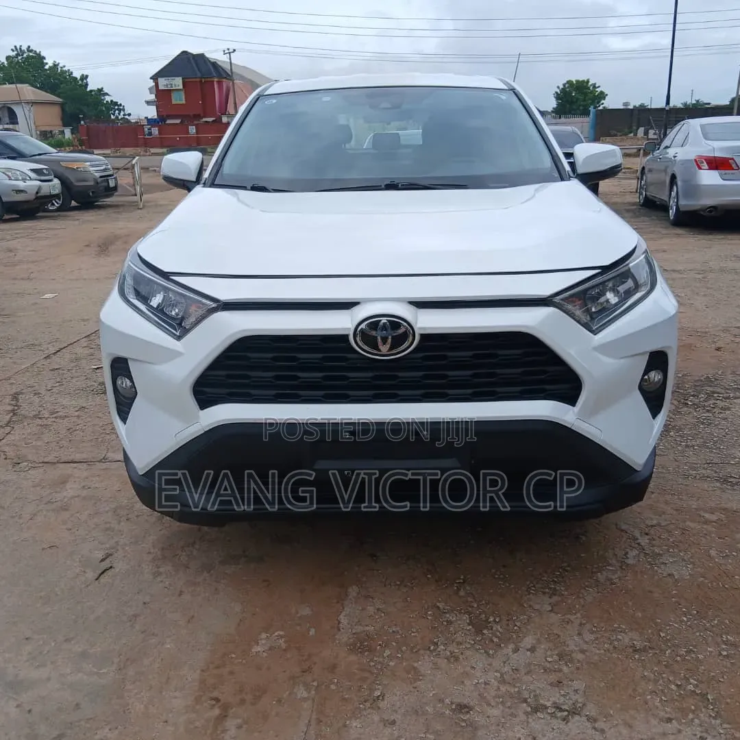 Toyota RAV4 LE 2021 White
