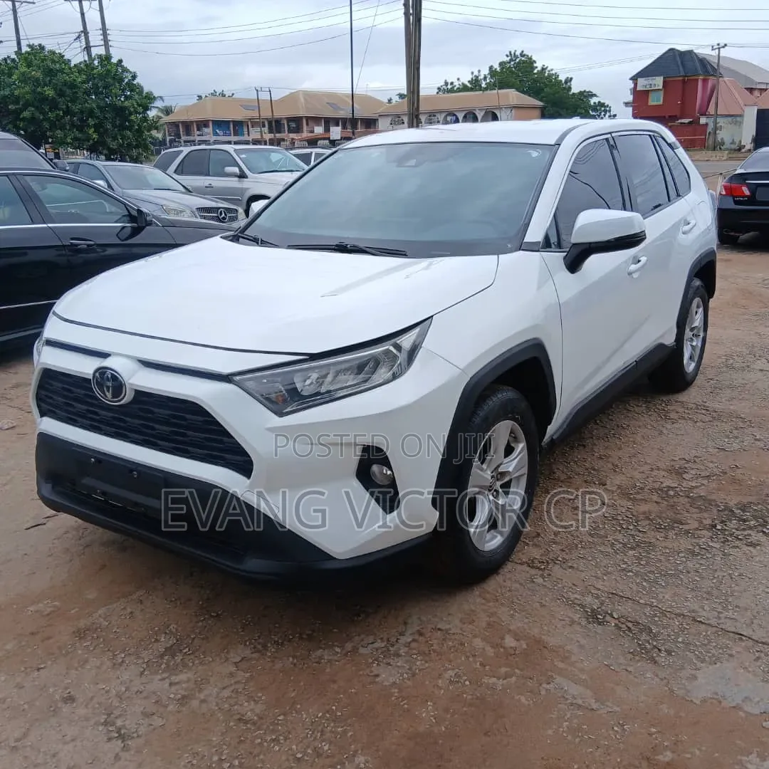 Toyota RAV4 LE 2021 White