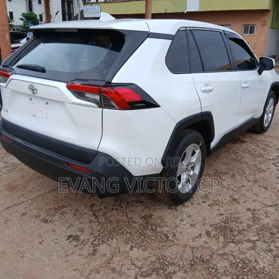 Toyota RAV4 LE 2021 White