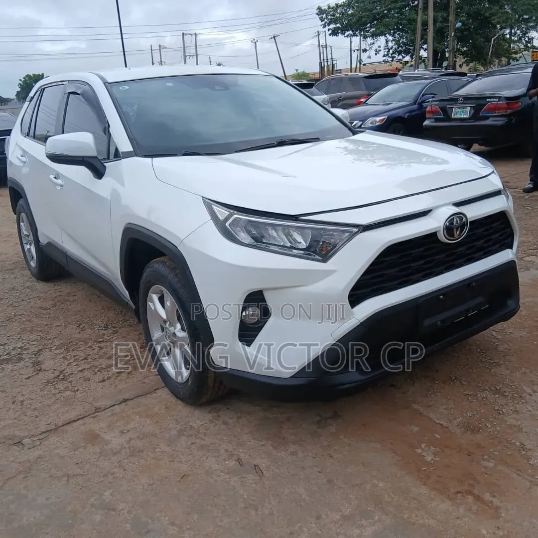 Toyota RAV4 LE 2021 White