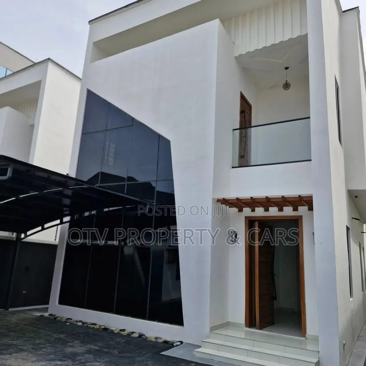 5bdrm Duplex in Chevron for sale