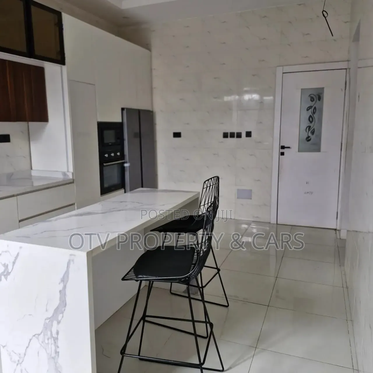 5bdrm Duplex in Chevron for sale