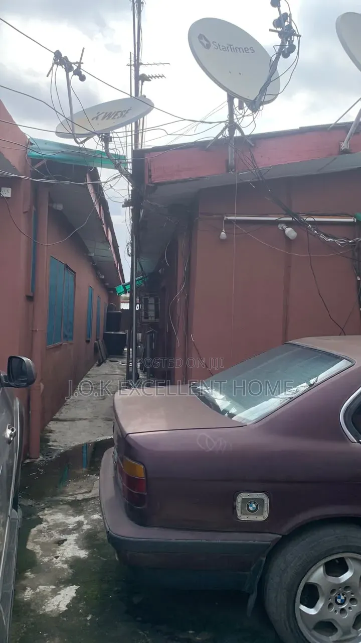 13bdrm Bungalow in Oworonshoki / Gbagada for sale