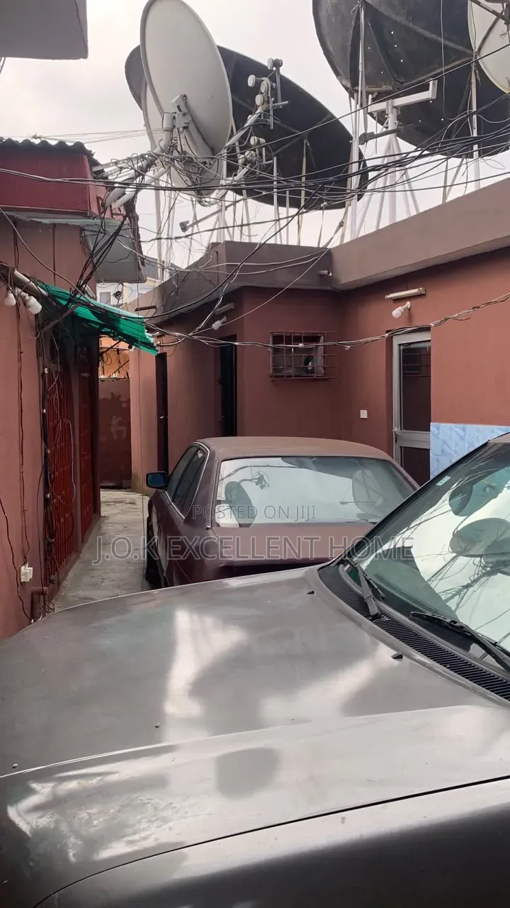 13bdrm Bungalow in Oworonshoki / Gbagada for sale