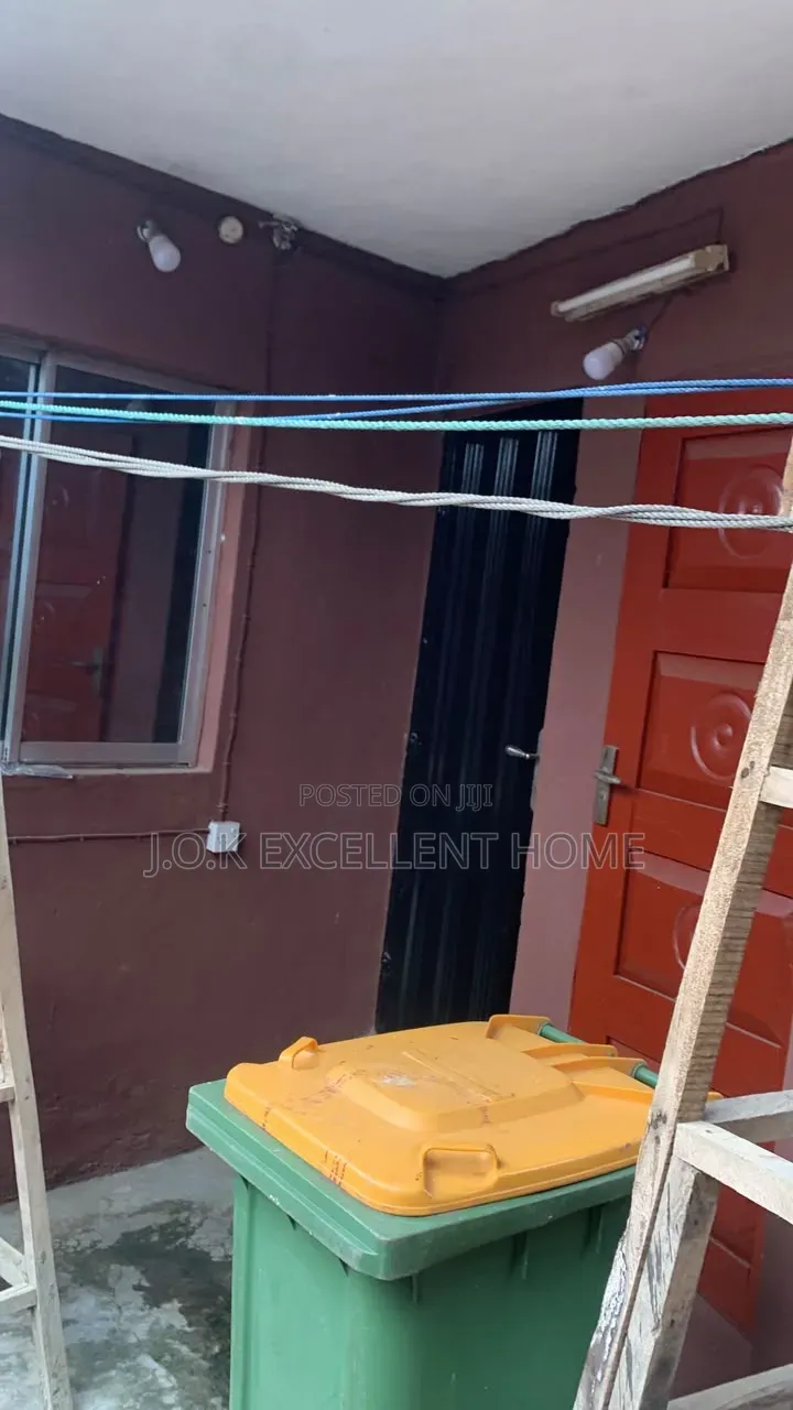 13bdrm Bungalow in Oworonshoki / Gbagada for sale