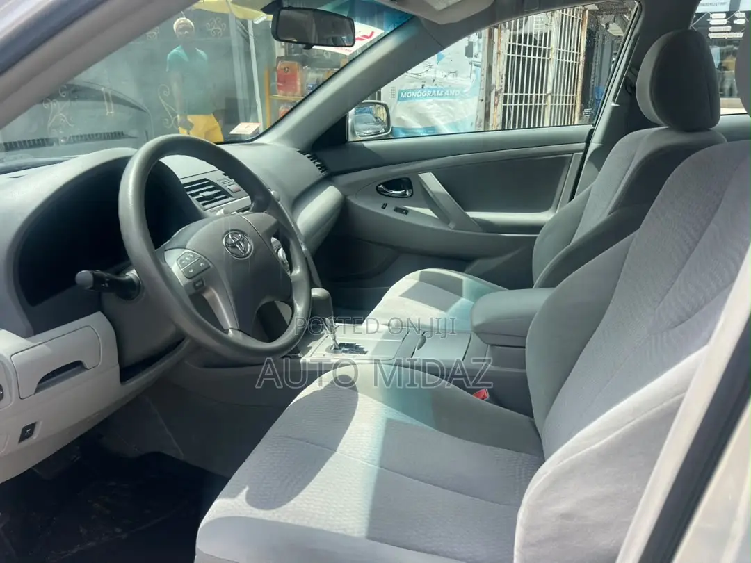 Toyota Camry LE 4dr Sedan (2.5L 4cyl 6AM) 2010 Silver