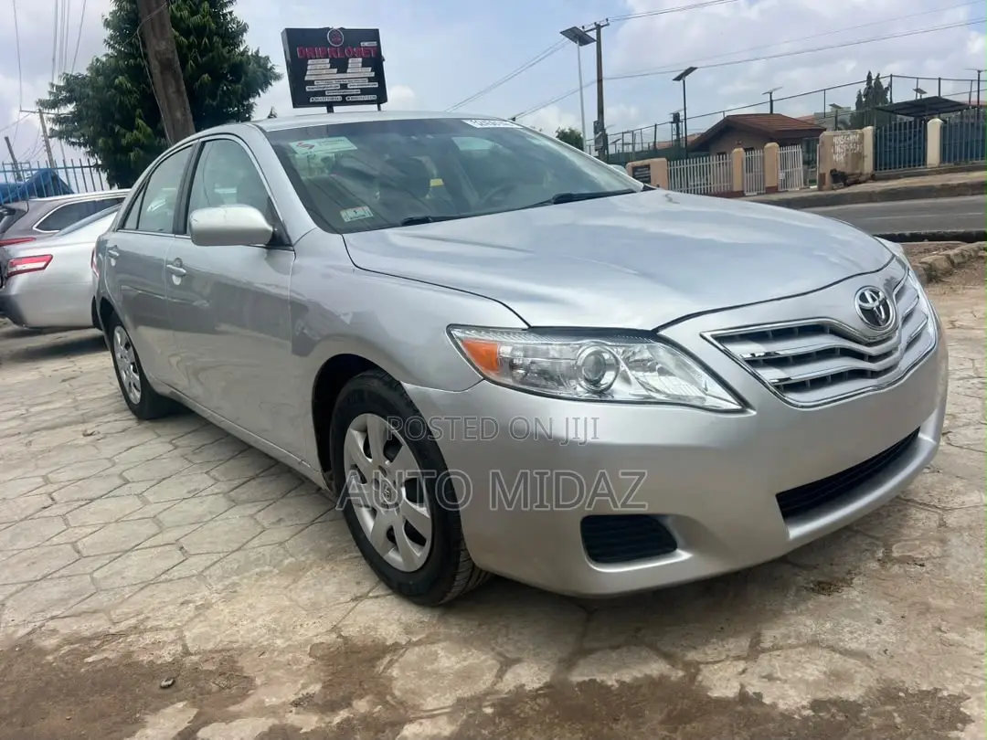 Toyota Camry LE 4dr Sedan (2.5L 4cyl 6AM) 2010 Silver