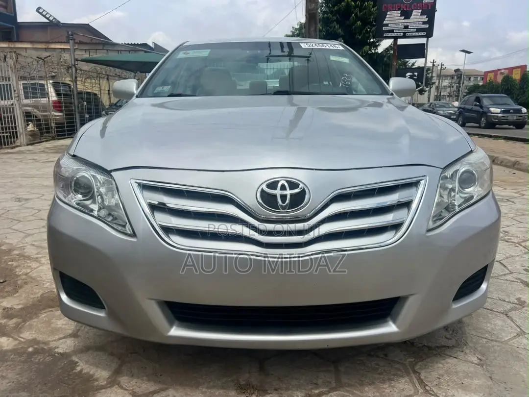 Toyota Camry LE 4dr Sedan (2.5L 4cyl 6AM) 2010 Silver