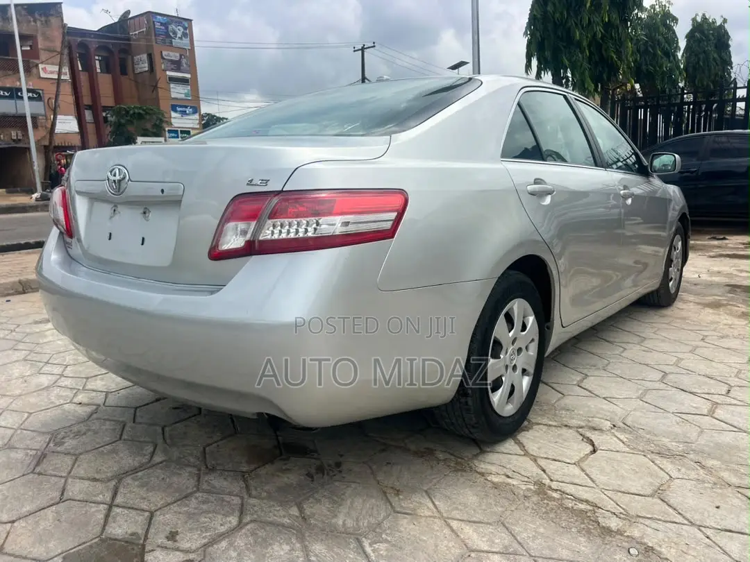 Toyota Camry LE 4dr Sedan (2.5L 4cyl 6AM) 2010 Silver