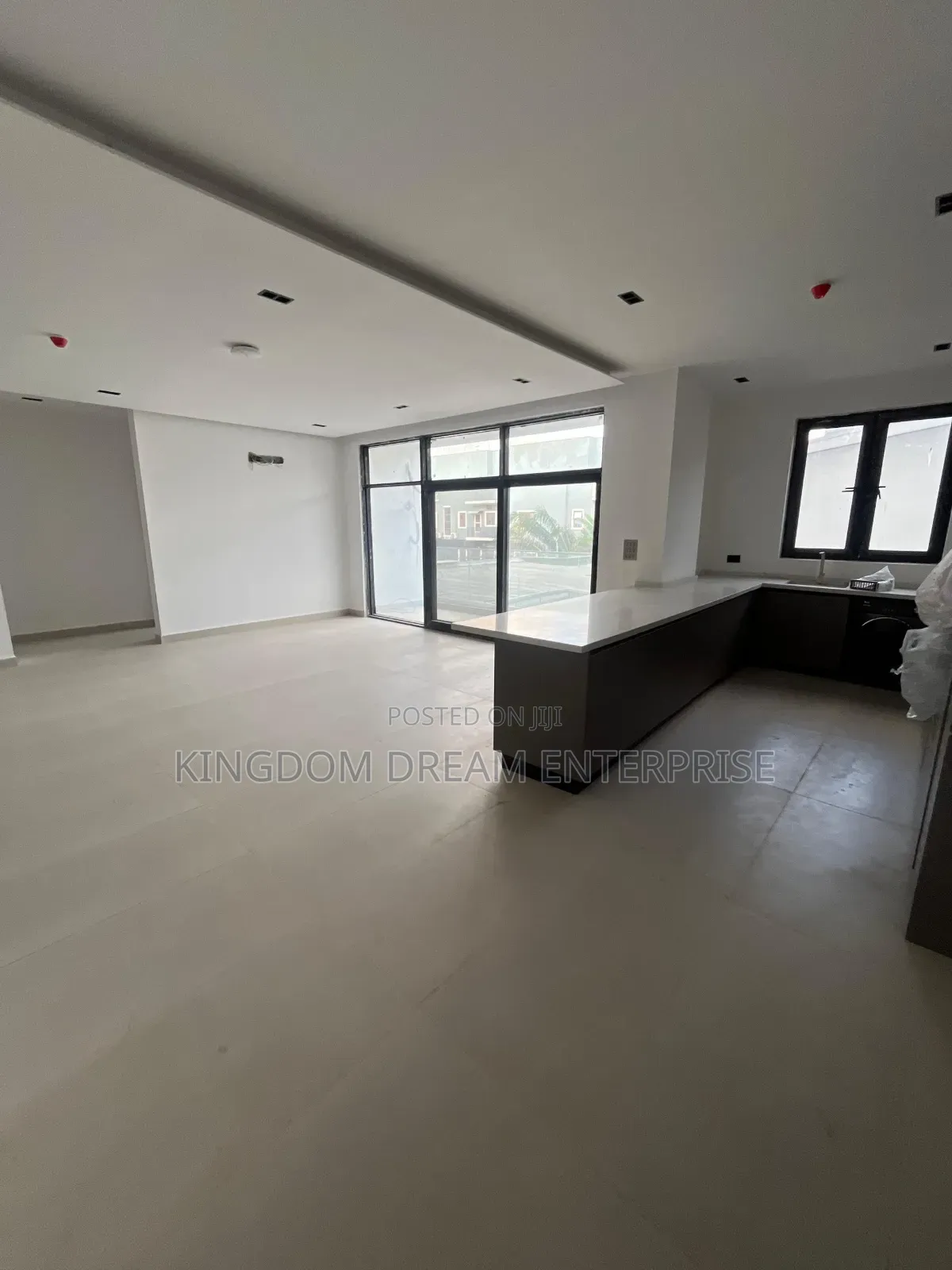 3bdrm Apartment in Lekki Phase 1 for sale