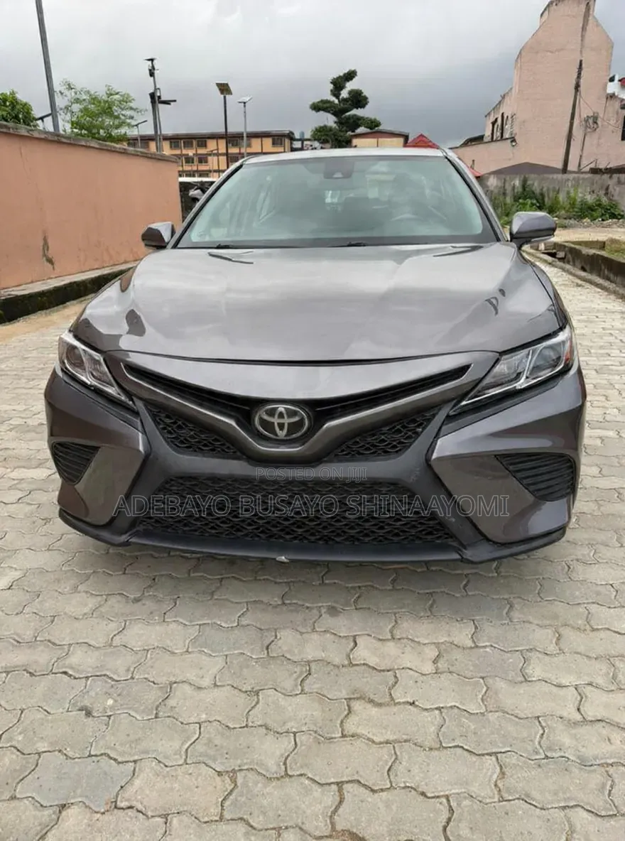 Toyota Camry SE FWD (2.5L 4cyl 8AM) 2018 Gray