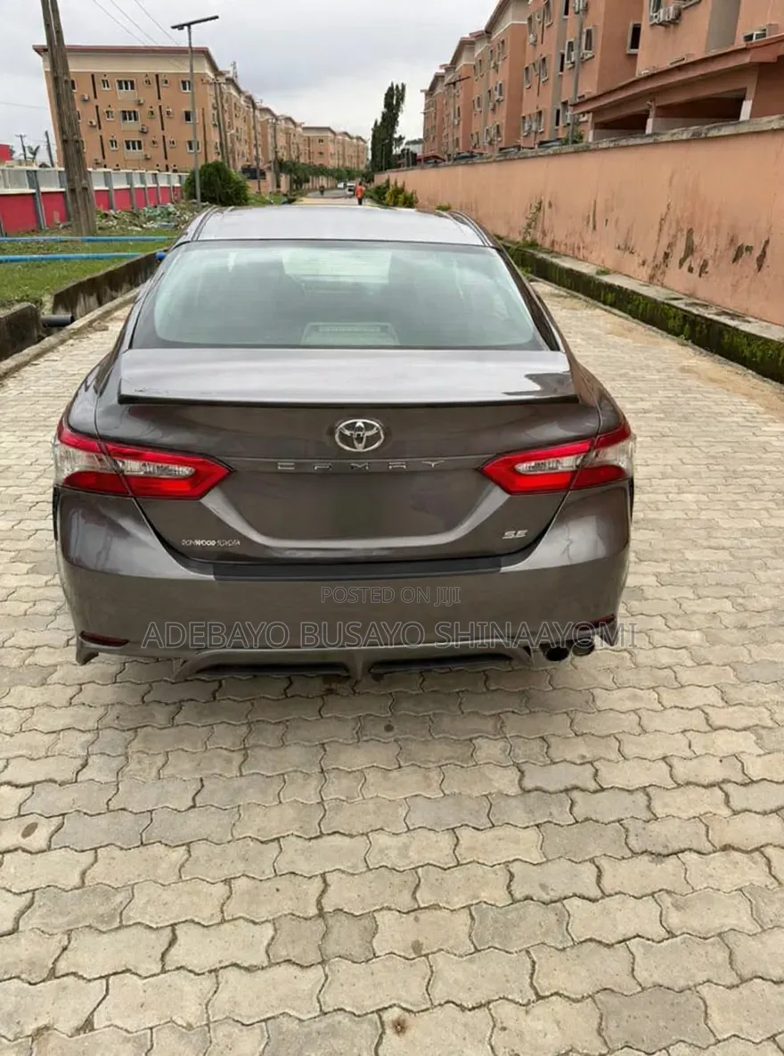 Toyota Camry SE FWD (2.5L 4cyl 8AM) 2018 Gray