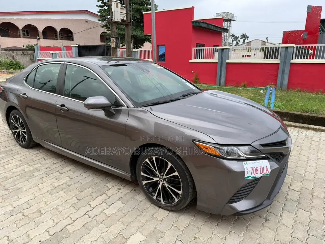 Toyota Camry SE FWD (2.5L 4cyl 8AM) 2018 Gray