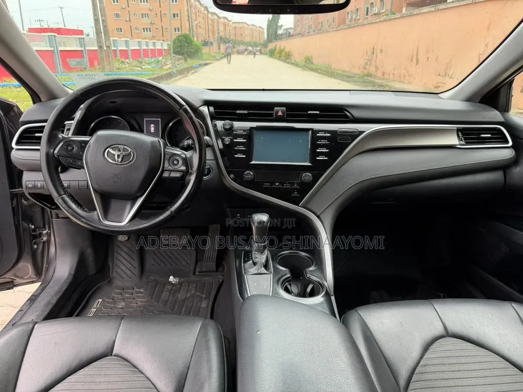 Toyota Camry SE FWD (2.5L 4cyl 8AM) 2018 Gray