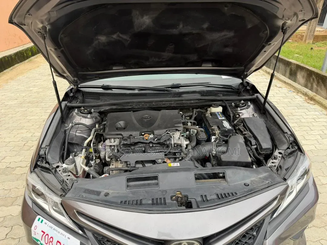Toyota Camry SE FWD (2.5L 4cyl 8AM) 2018 Gray