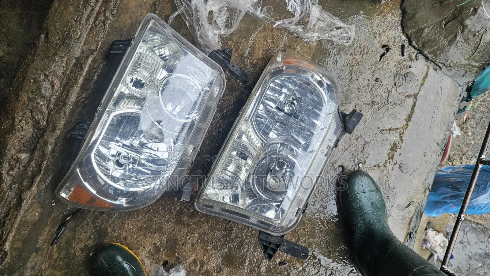 Headlight Toyota Tundra Sequoia 2010