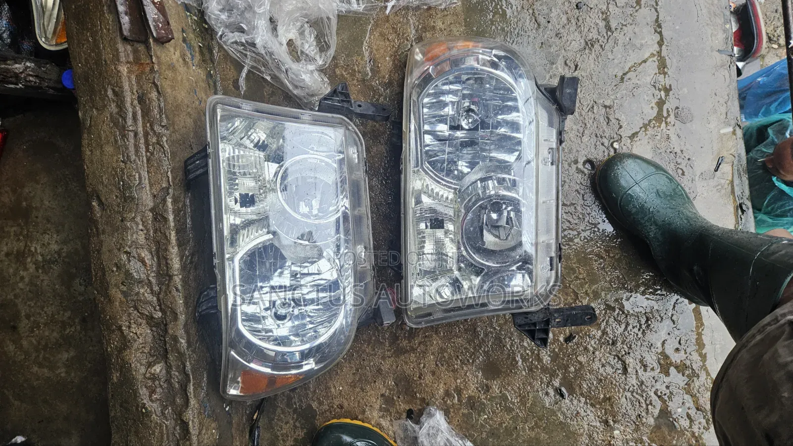Headlight Toyota Tundra Sequoia 2010