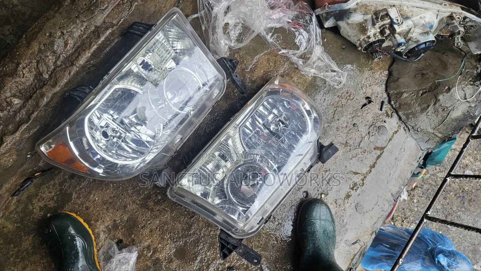 Headlight Toyota Tundra Sequoia 2010