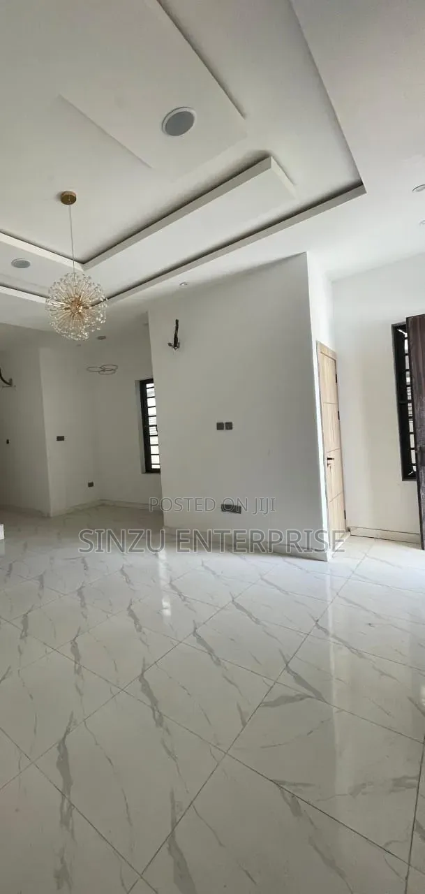 1bdrm Room & Parlour in Oral Estate, Chevron for rent