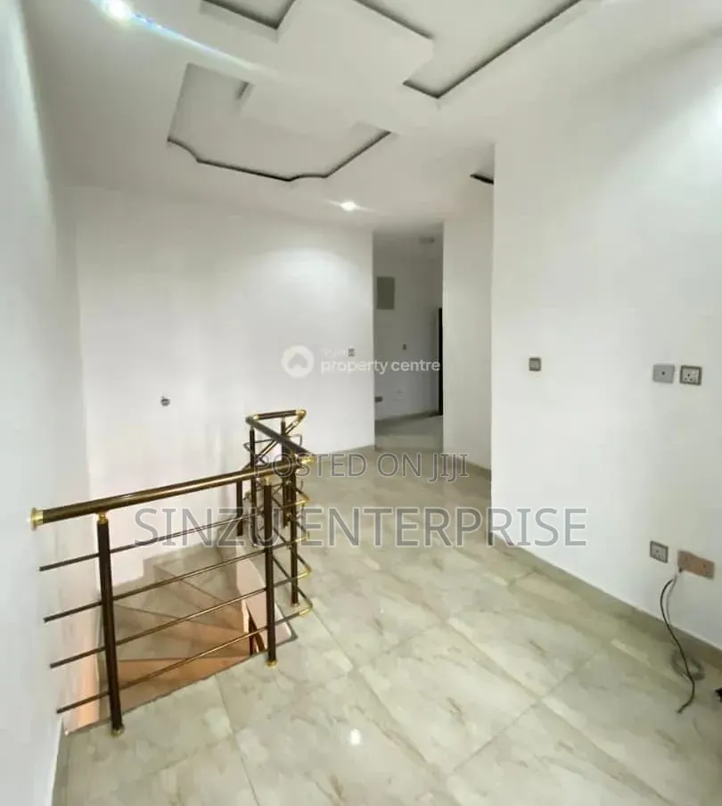 1bdrm Room & Parlour in Oral Estate, Chevron for rent