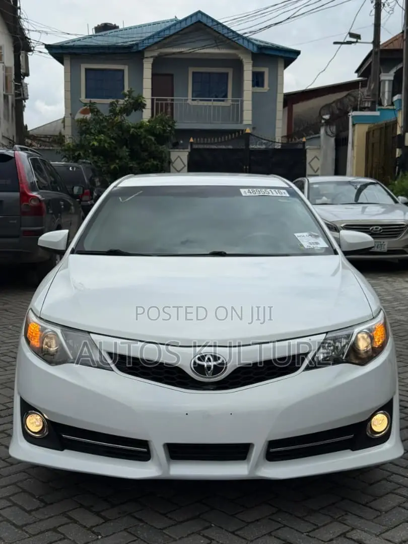 Toyota Camry SE 4dr Sedan (2.5L 4cyl 6A) 2012 White