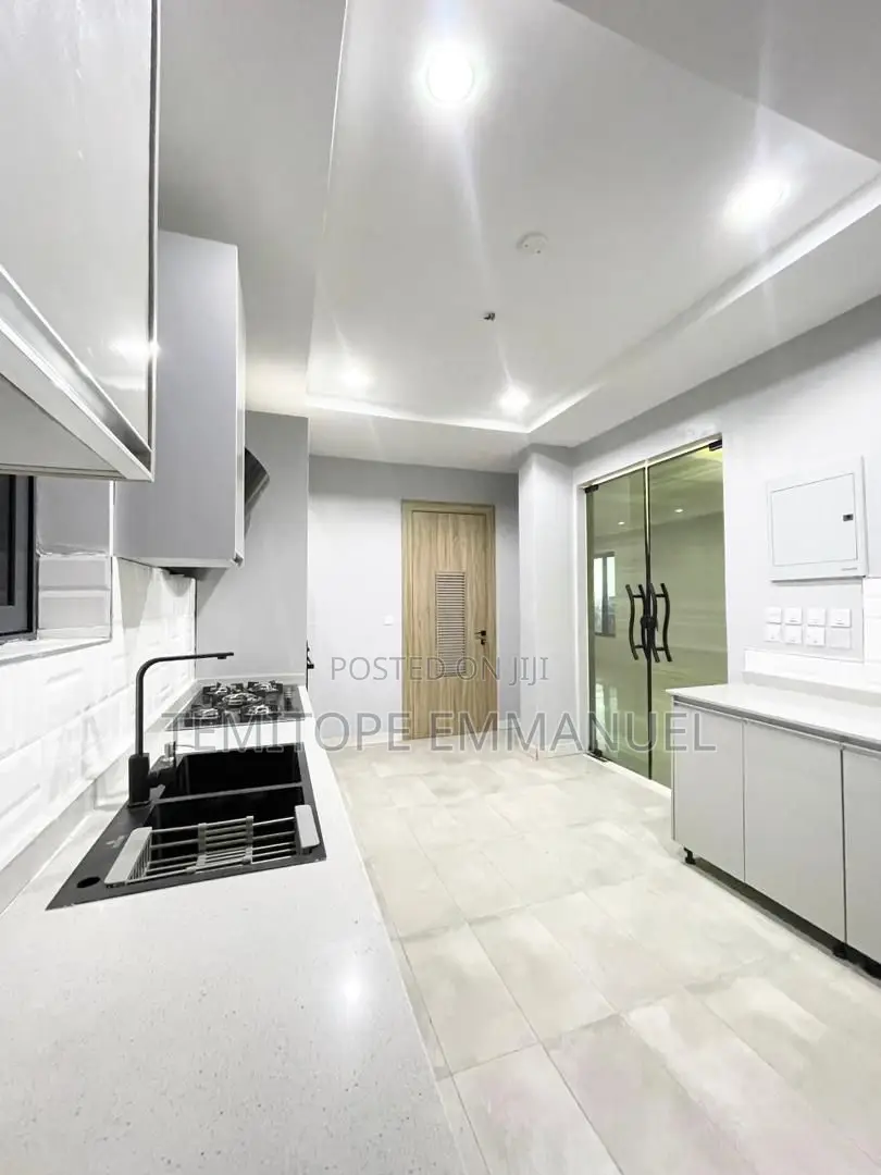 Furnished 3bdrm Apartment in Lekki Phase 1 for sale