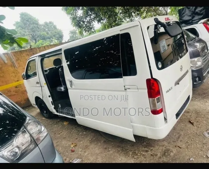 Toyota HiAce 2014 White