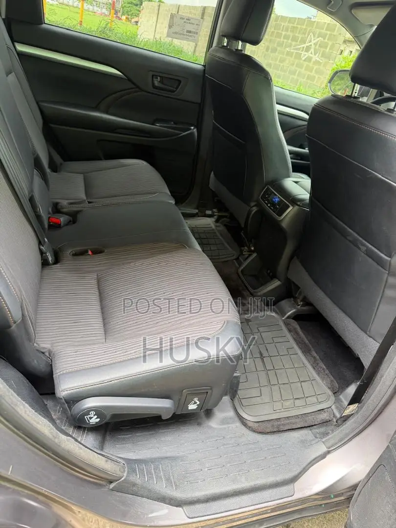 Toyota Highlander LE Plus 4x4 V6 (3.5L 6cyl 8A) 2017 Gray