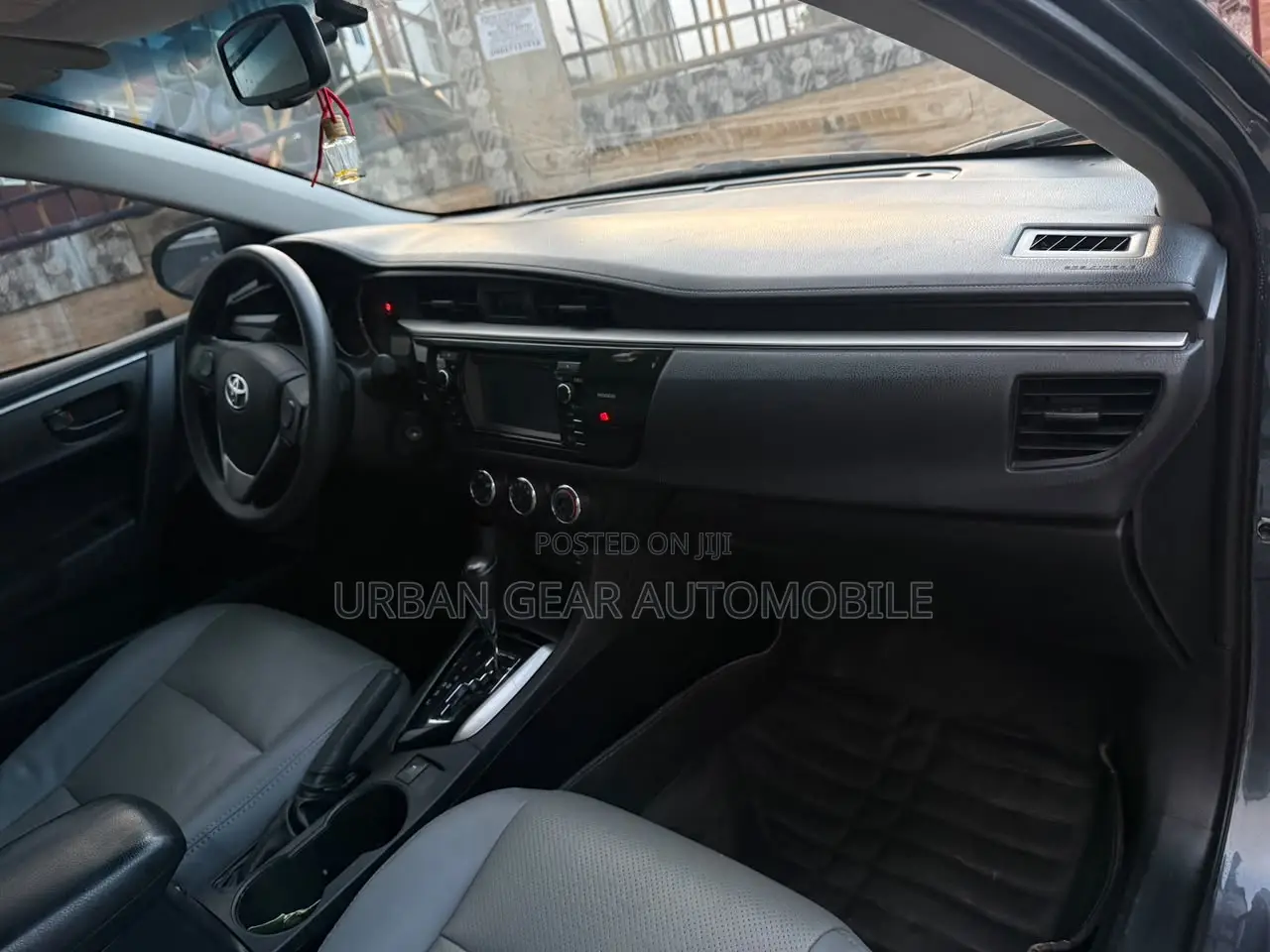 Toyota Corolla LE 4dr Sedan (1.8L 4cyl CVT) 2015 Gray
