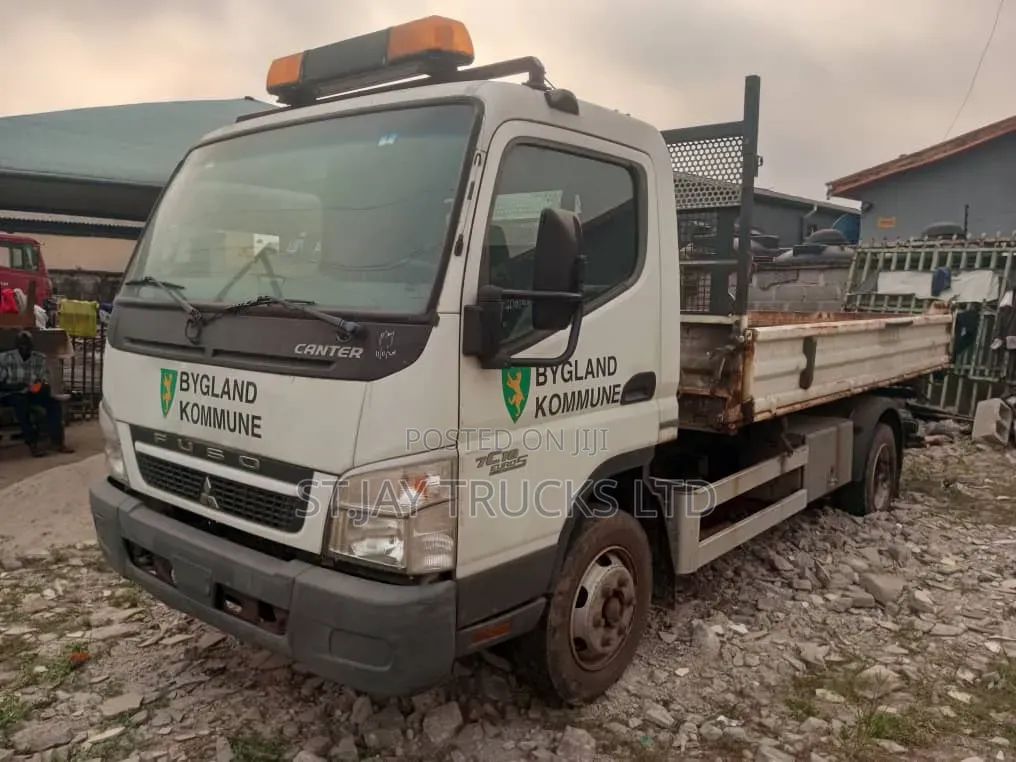 Mitsubishi Fuso Tipper 2004 White
