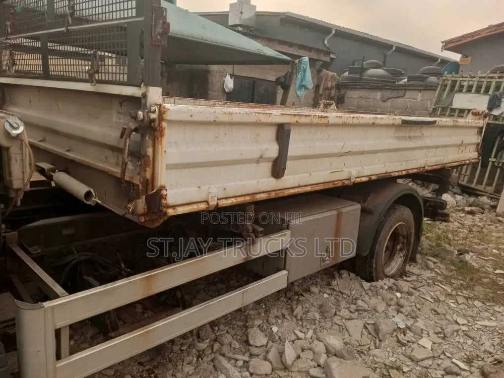 Mitsubishi Fuso Tipper 2004 White