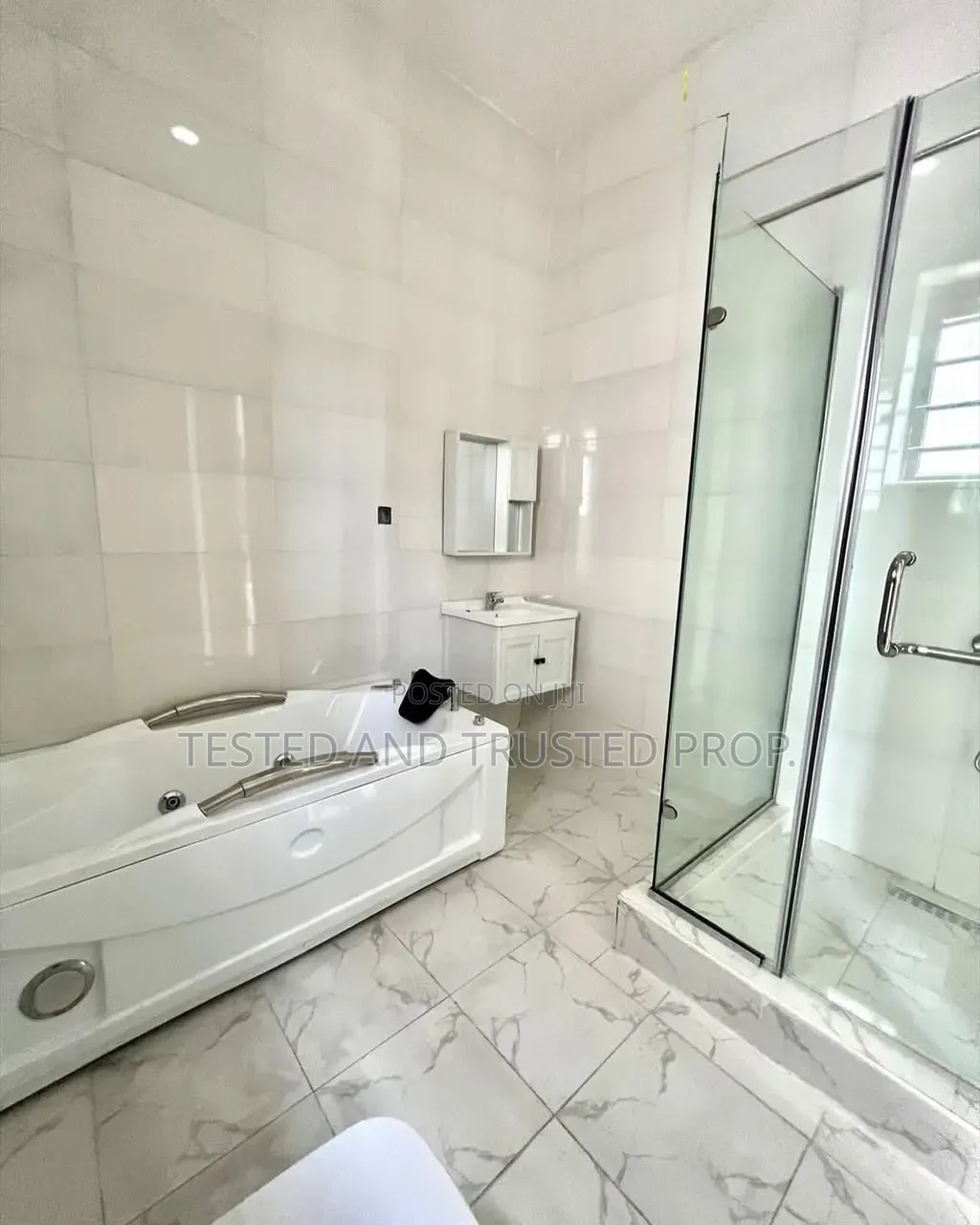 4bdrm Duplex in Chevron for rent