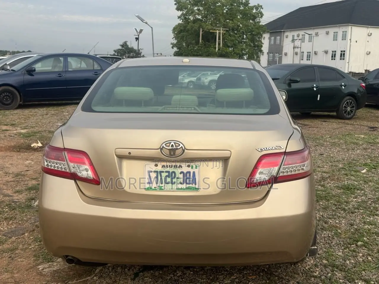 Toyota Camry LE 4dr Sedan (2.5L 4cyl 6A) 2011 Gold
