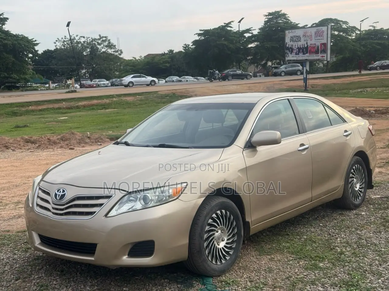 Toyota Camry LE 4dr Sedan (2.5L 4cyl 6A) 2011 Gold