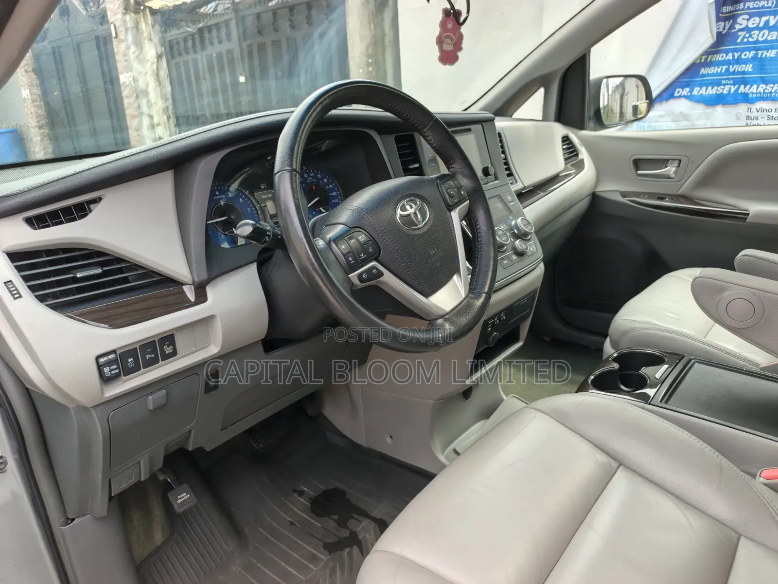Toyota Sienna XLE (3.5L 6cyl 8A) 2018 Silver