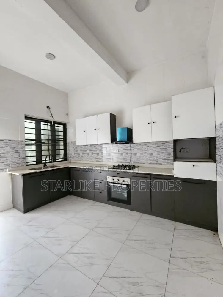 4bdrm House in Lekki Phase 1 for sale