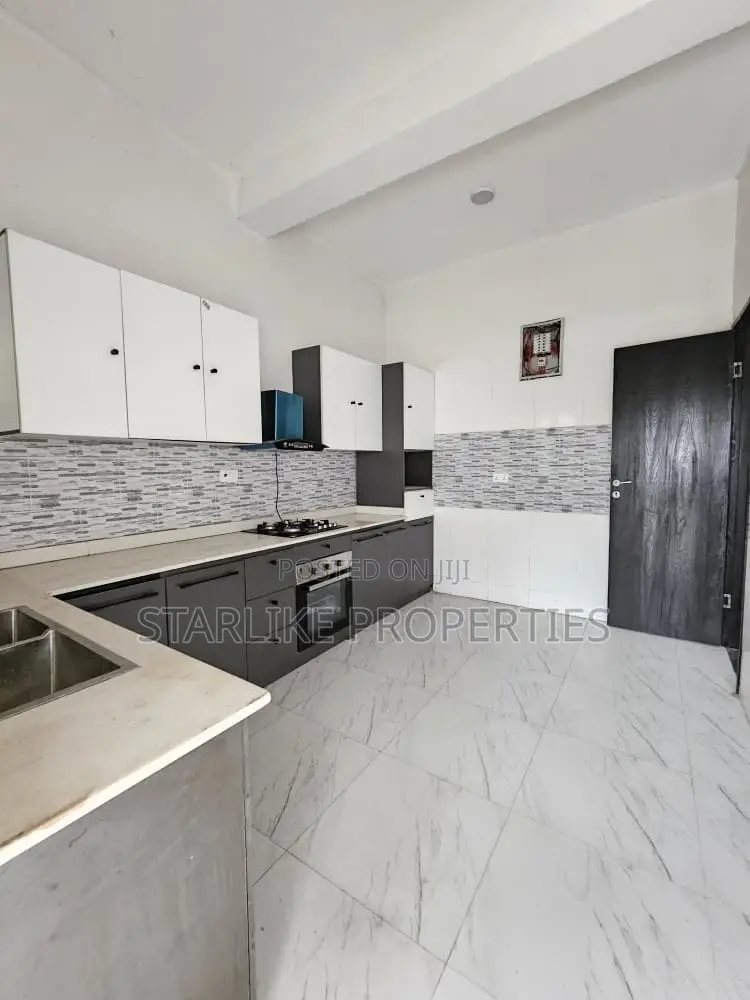 4bdrm House in Lekki Phase 1 for sale
