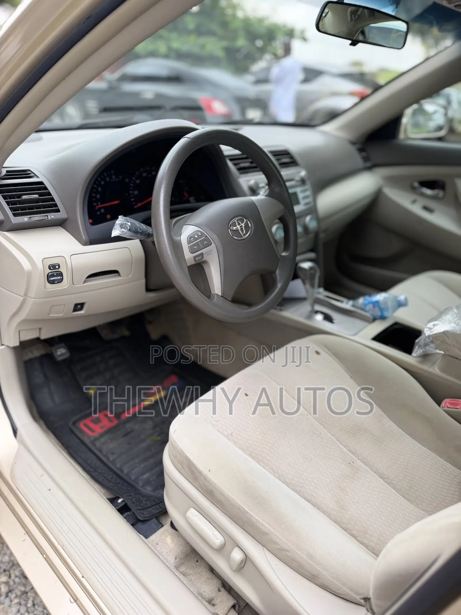 Toyota Camry LE 4dr Sedan (2.5L 4cyl 6A) 2011 Gold