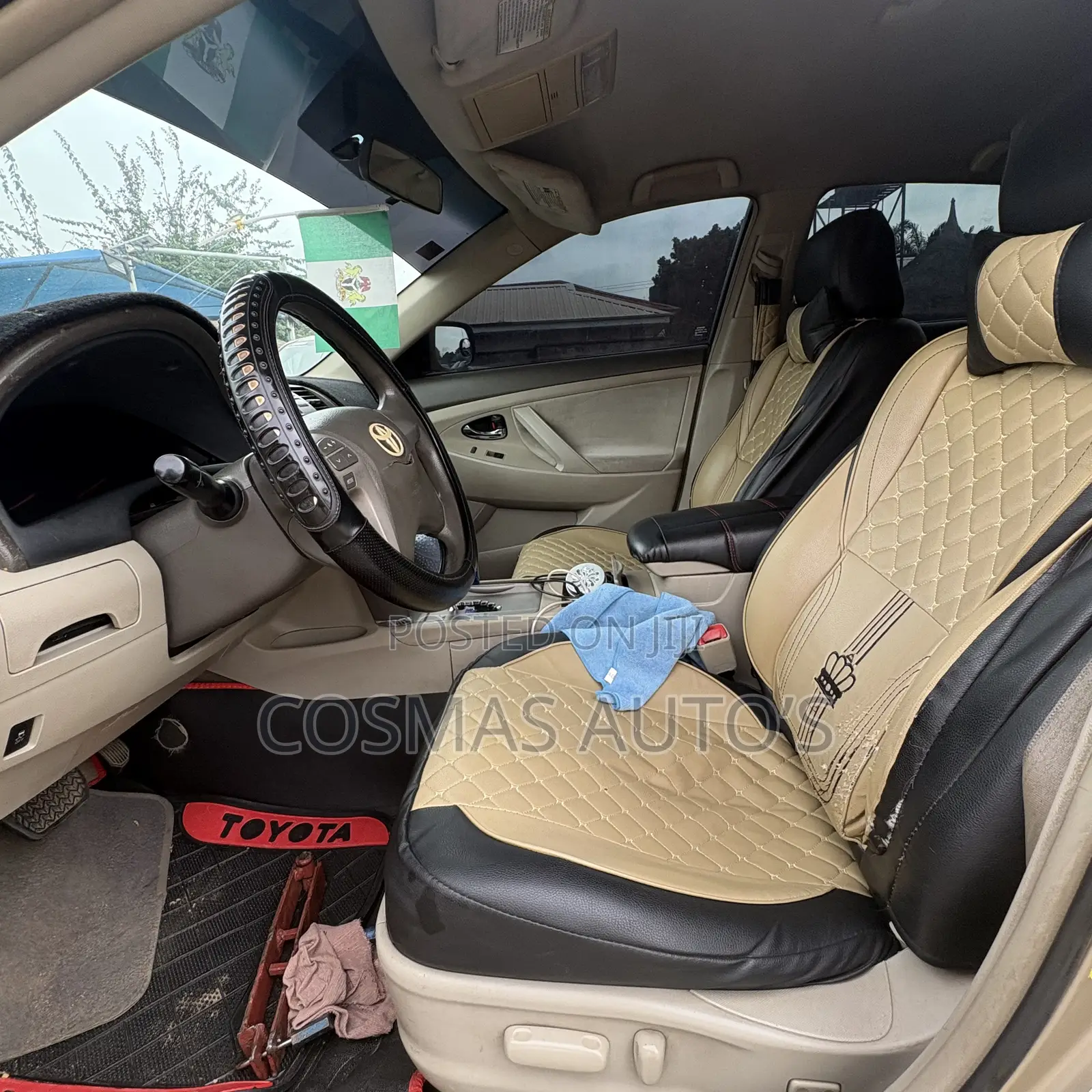 Toyota Camry LE V6 4dr Sedan (3.5L 6cyl 6A) 2011 Gold