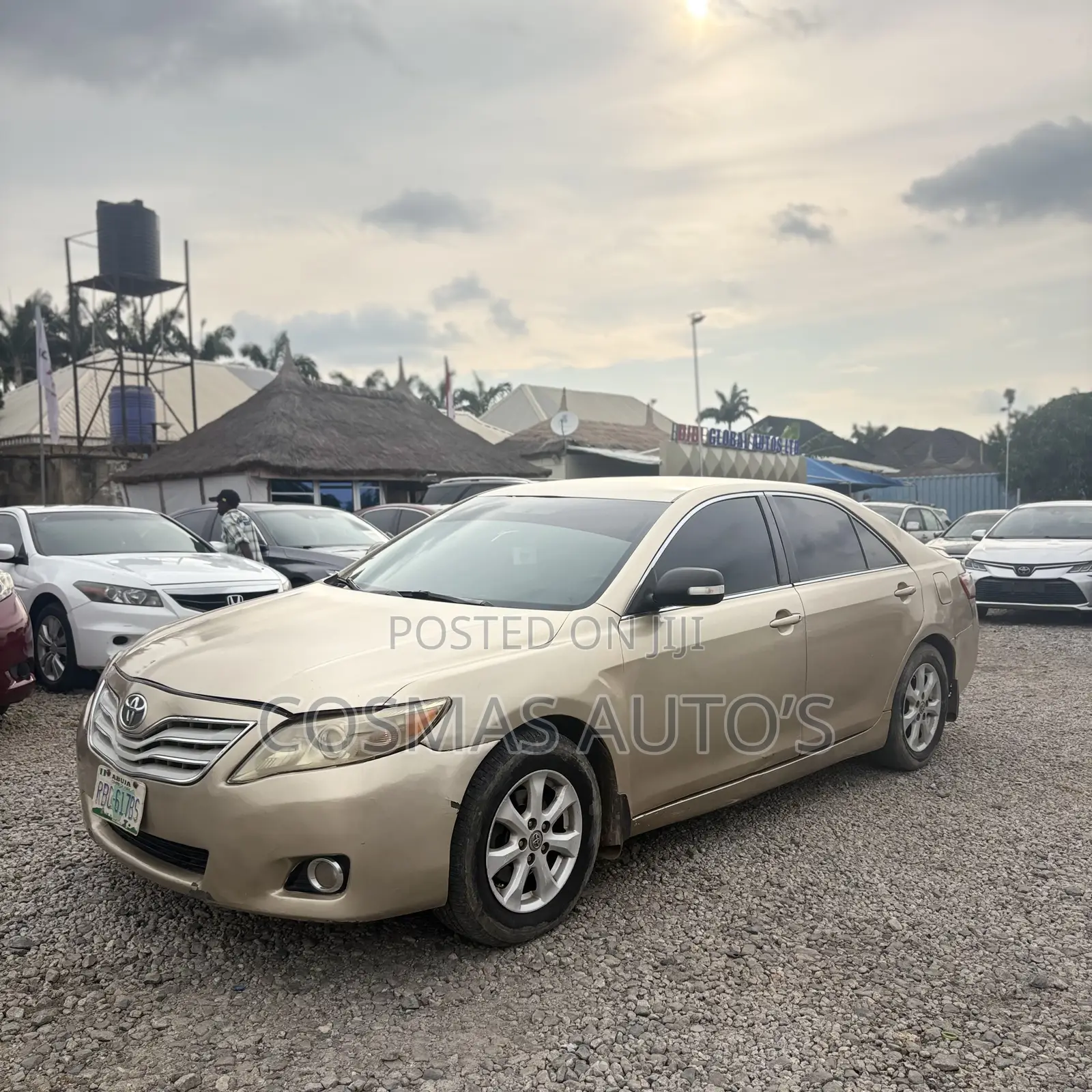 Toyota Camry LE V6 4dr Sedan (3.5L 6cyl 6A) 2011 Gold